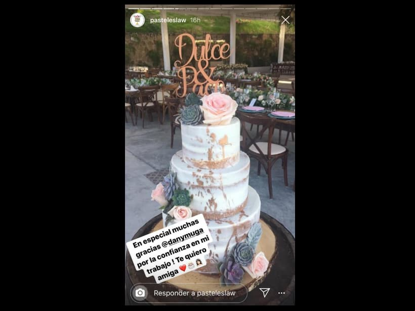 Mientras que el pastel, de tres pisos, estuvo a cargo de Pasteles Law. De acuerdo con la Chef Internacional especializada en Repostería, éste fue de betún con queso crema.
