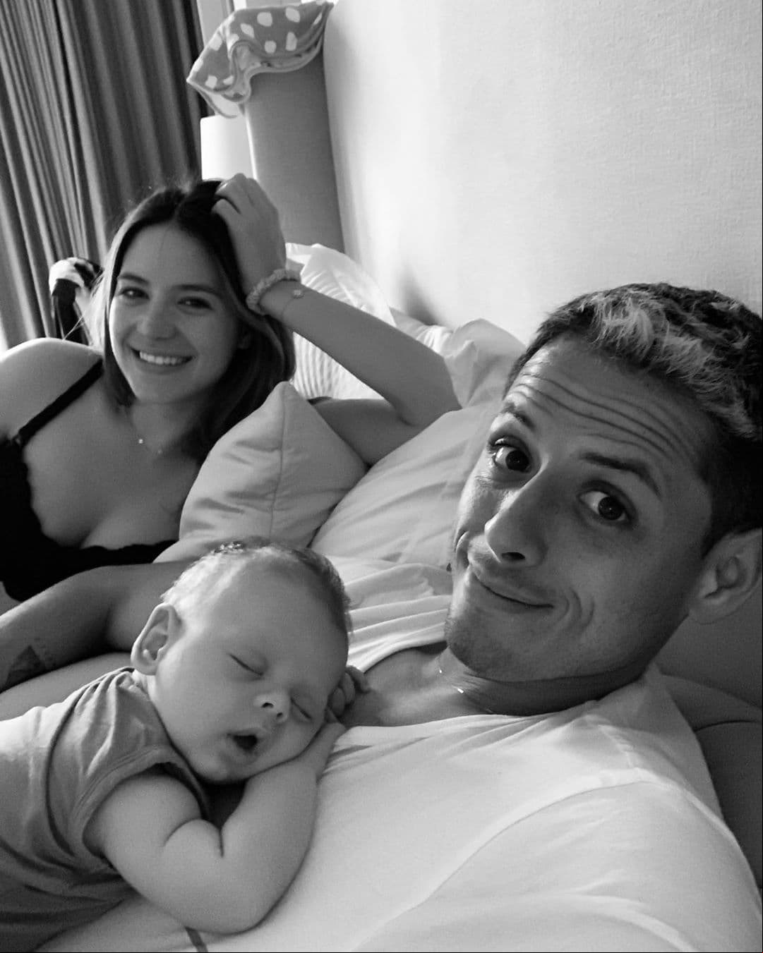 Javier ‘Chicharito’ Hernández viajó con Sarah Kohan, su esposa, y su hijo Noah a Italia.
