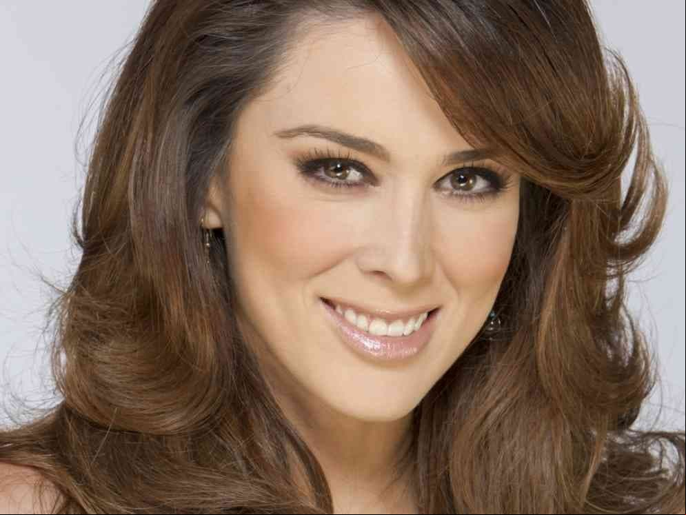 ¡Jacqueline Bracamontes confirma su tercer embarazo!