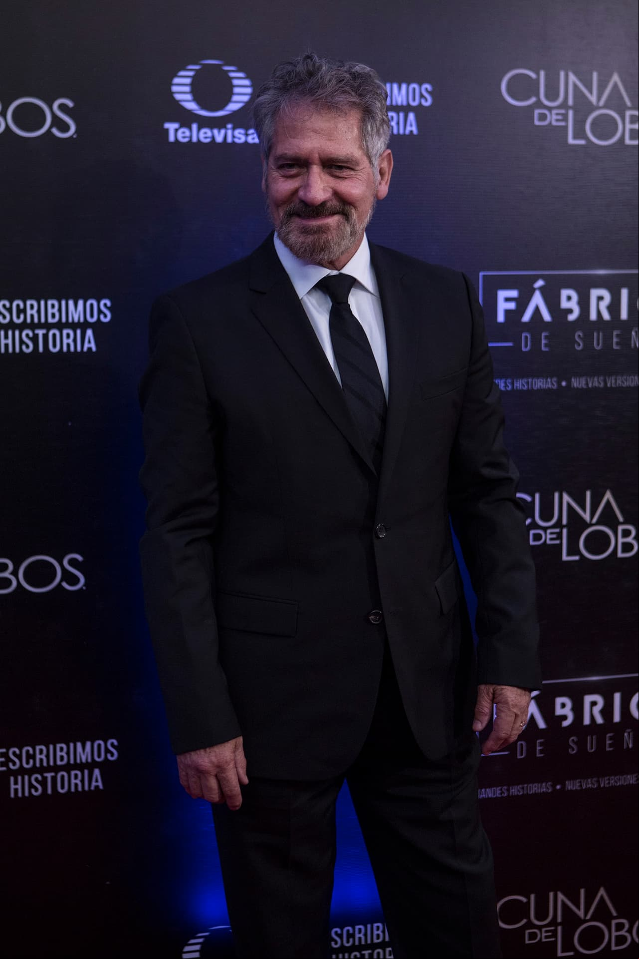 El actor Leonardo Daniel regresa a las filas de Televisa con el papel de 'Carlos Larios': “Es el patriarca de la casa, es el eje central de la historia, un hombre autoritario, un hombre fuerte, de trabajo, de principios muy arraigados, que resbala cuando conoce a ‘Catalina’ y se enamora perdidamente de ella, deja todo por casarse con ella”.