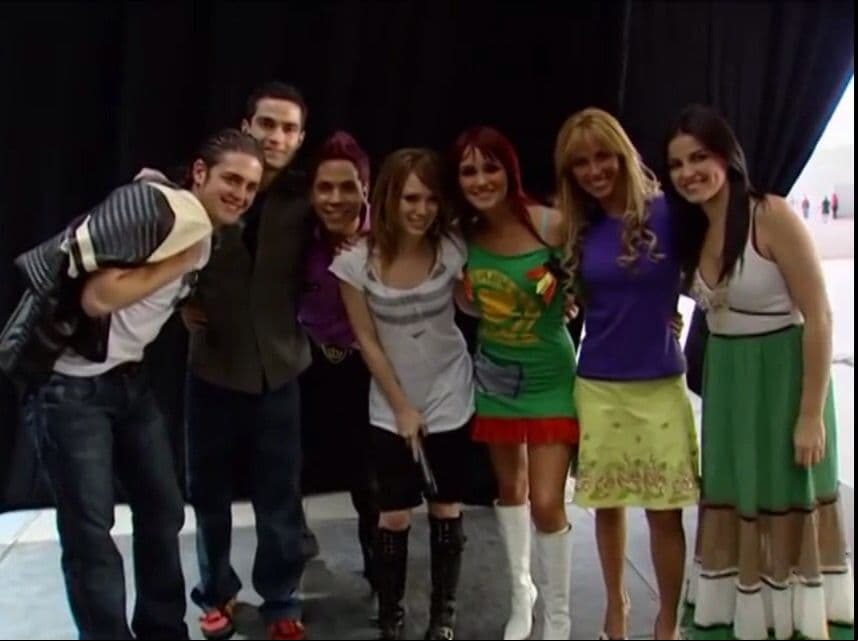 Hilary Duff se unió a la euforia del proyecto, durante un capítulo los integrantes de RBD conocieron a la cantante y actriz, a quien incluso le cantaron el tema ‘Rebelde’.