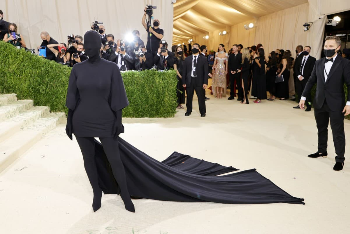 Kim Kardashian llegó a las escaleras del MET Gala con un diseño de dos piezas de la firma Balenciaga. El atuendo llamó la atención porque le cubrió el cuerpo y hasta el rostro.