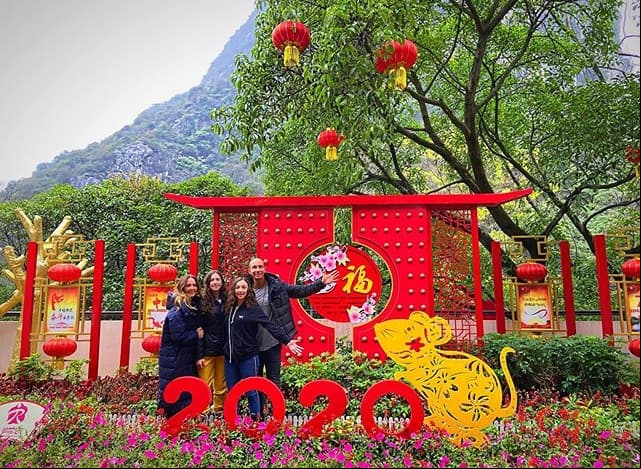 En compañía de sus hijas Mía y Nina, y su marido Erik Rubín, la conductora Andrea Legarreta viajó hasta China para recibir el nuevo año. Además, aprovechó la publicación para compartir datos del Horóscopo Chino: "Hice mi “investigación” aquí en China y como #DatoCultural encontré esto... Este año será en el horóscopo Chino el año de la rata de metal(...)".