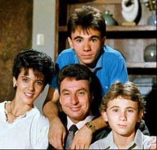 Aunque a lo largo de sus 362 episodios desfilaron personalidades como Alejandra Guzmán, Lolita Cortés y doña Silvia Derbez, el elenco estelar estuvo a cargo de César Costa, Gerardo Quiroz, Edith Márquez, Luis Mario Quiroz, José Luis Cordero, Aurora Alonso y Octavio Galindo.