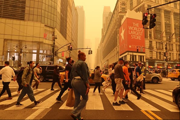 Gente de Nueva York comparte impactantes imágenes de niebla naranja e inundan redes sociales