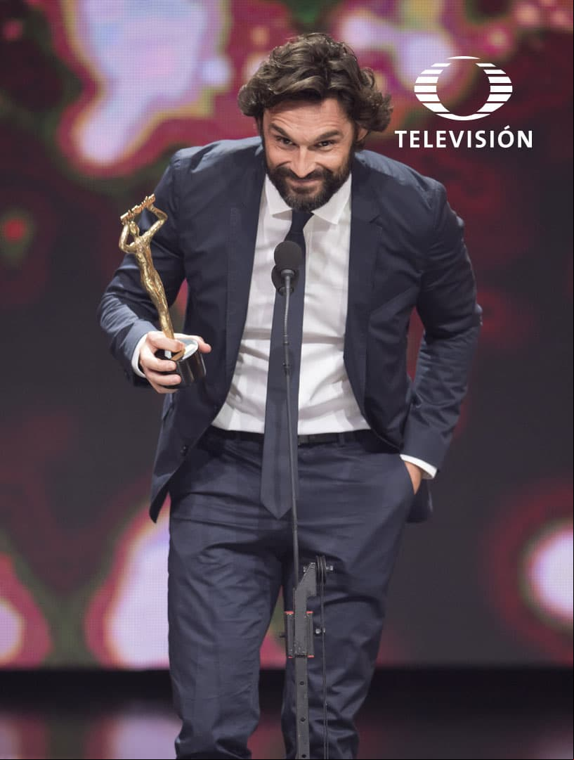 Iván Sánchez pasó por el premio de Ana Brenda Contreras ya que ella no pudo asistir.