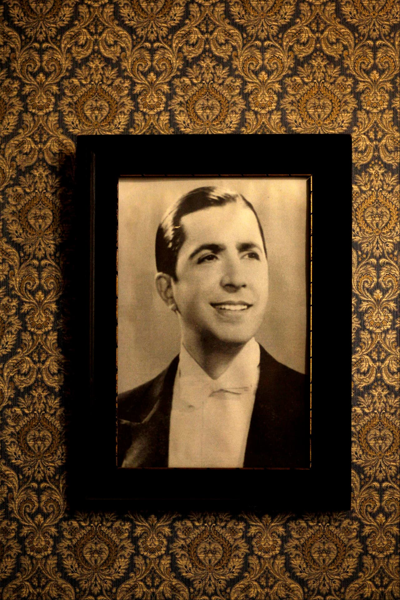 Carlos Gardel también murió a consecuencia de un accidente aéreo. El reconocido cantante de tango argentino murió el 24 de junio de 1935, cuando el avión en el que viajaba se estrelló.