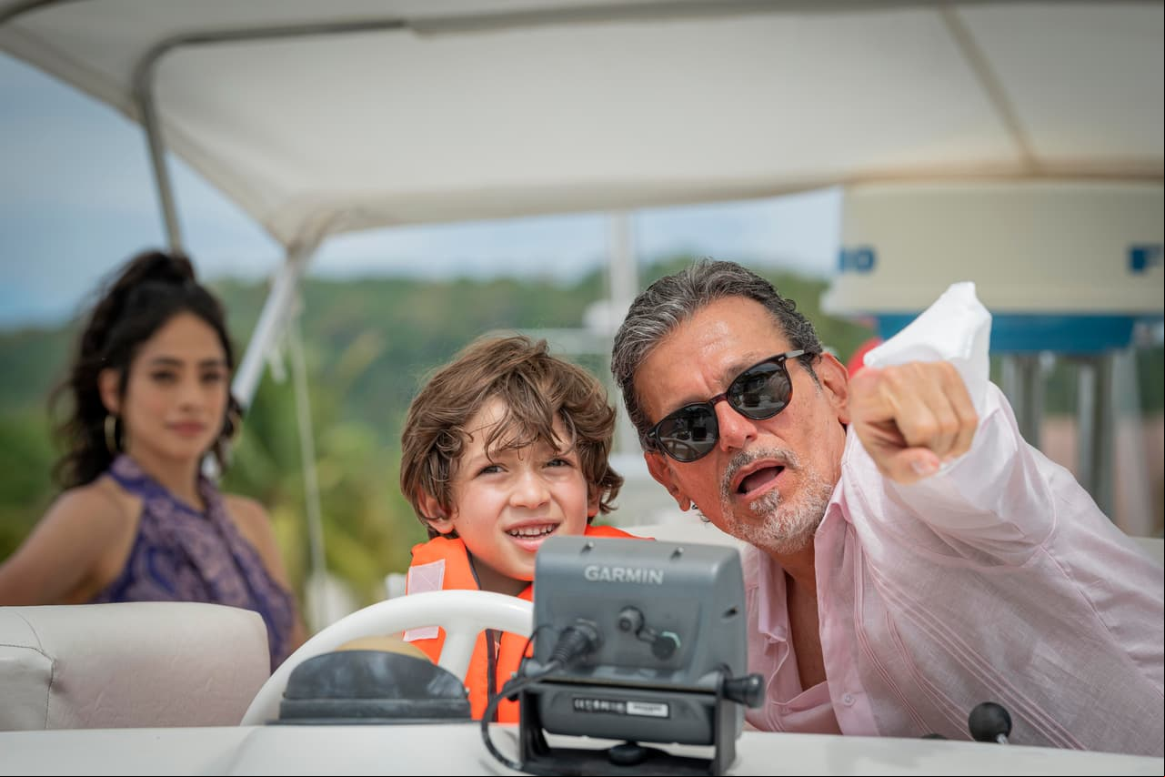 Felices los tres salen a dar un paseo en alta mar. 'Olmo' deja que 'Nico' maneje un rato y lo guía en su camino.