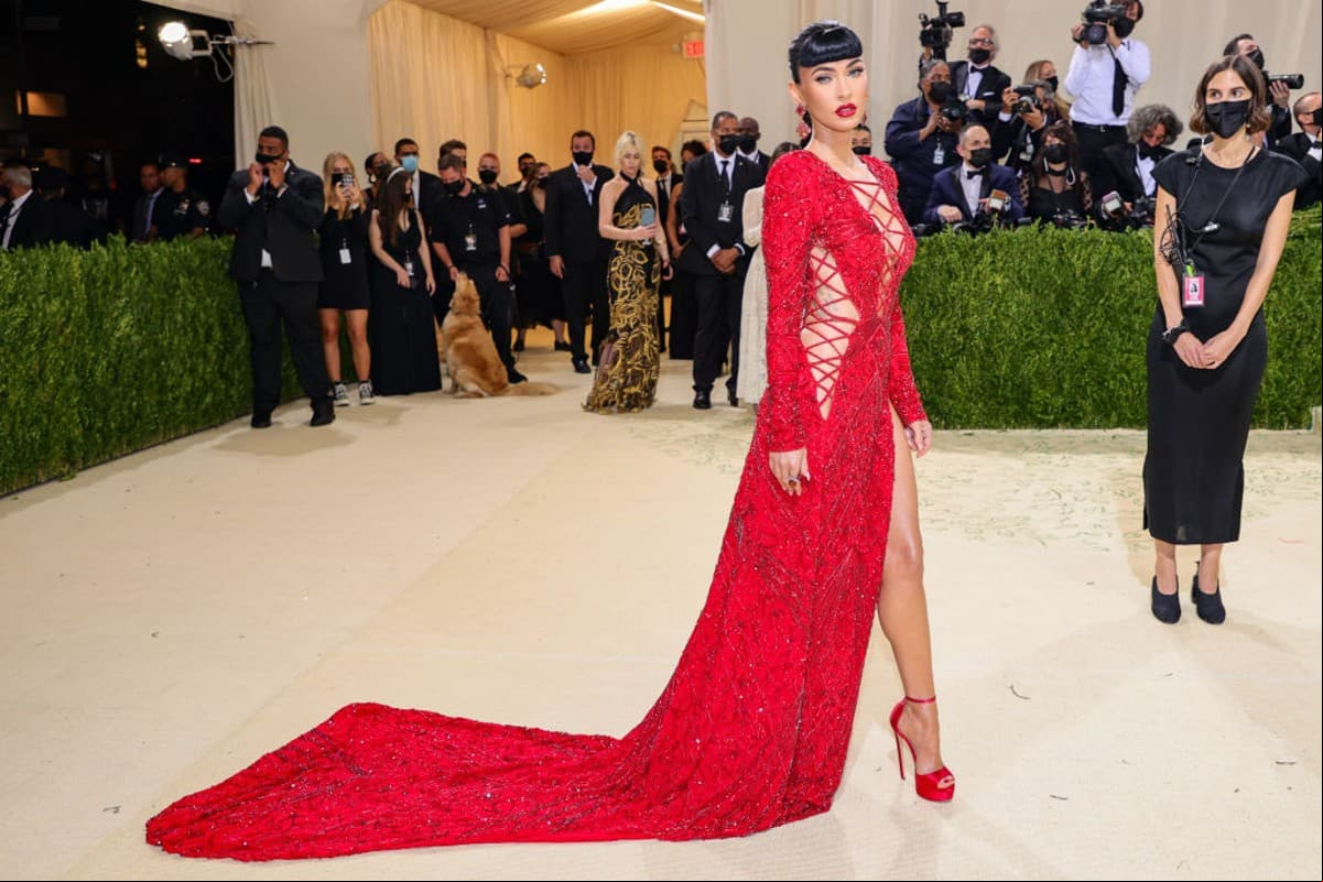 Megan Fox impresionó por lucir un arriesgado vestido rojo con cola de sirena de la firma Dundas. El look de la estrella sobresalió por su perfecto maquillaje y las extensiones en su cabello.