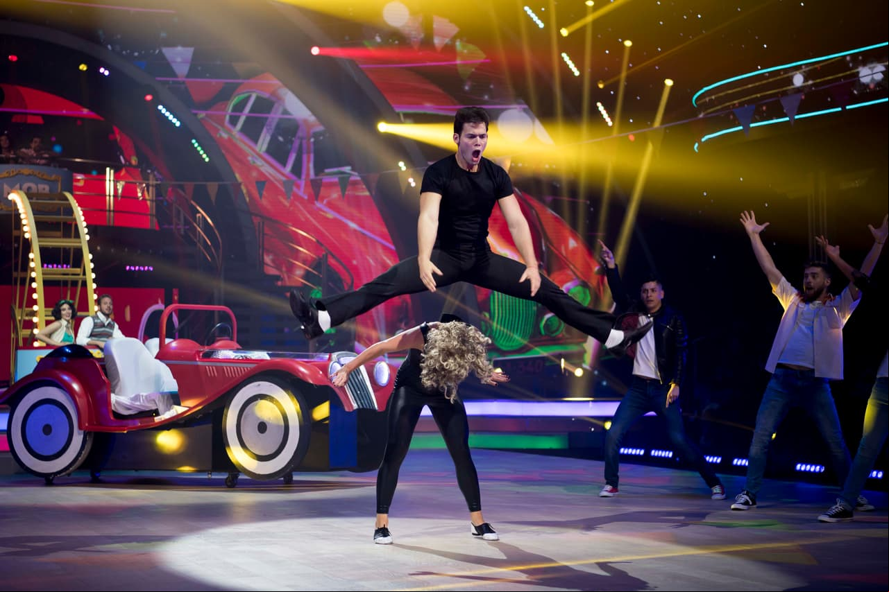 La rebeldía de Emmanuel Palomares se apoderó del escenario y así bailó a ritmo de “We go together” de vaselina.