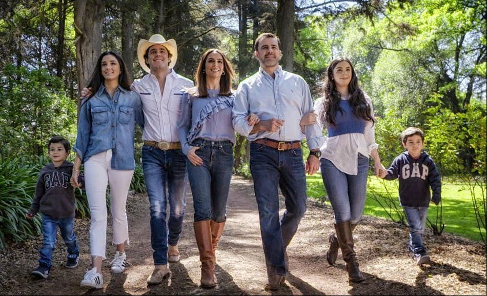 Eduardo Capetillo ha demostrado en sus redes sociales lo orgulloso que está de tener un gran familia al lado de su esposa Bibi Gaytán.