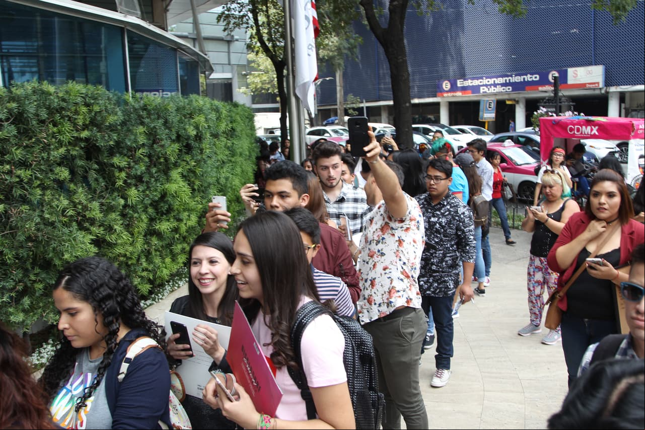 Un grupo de fans lo esperaba fuera de su hotel en Paseo de la Reforma.