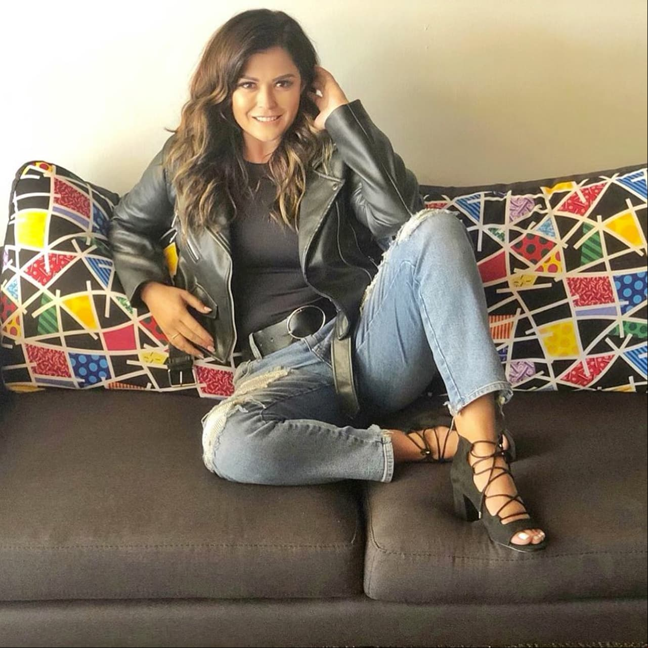 Mariana Echeverría presume su pancita de embarazo en traje de baño