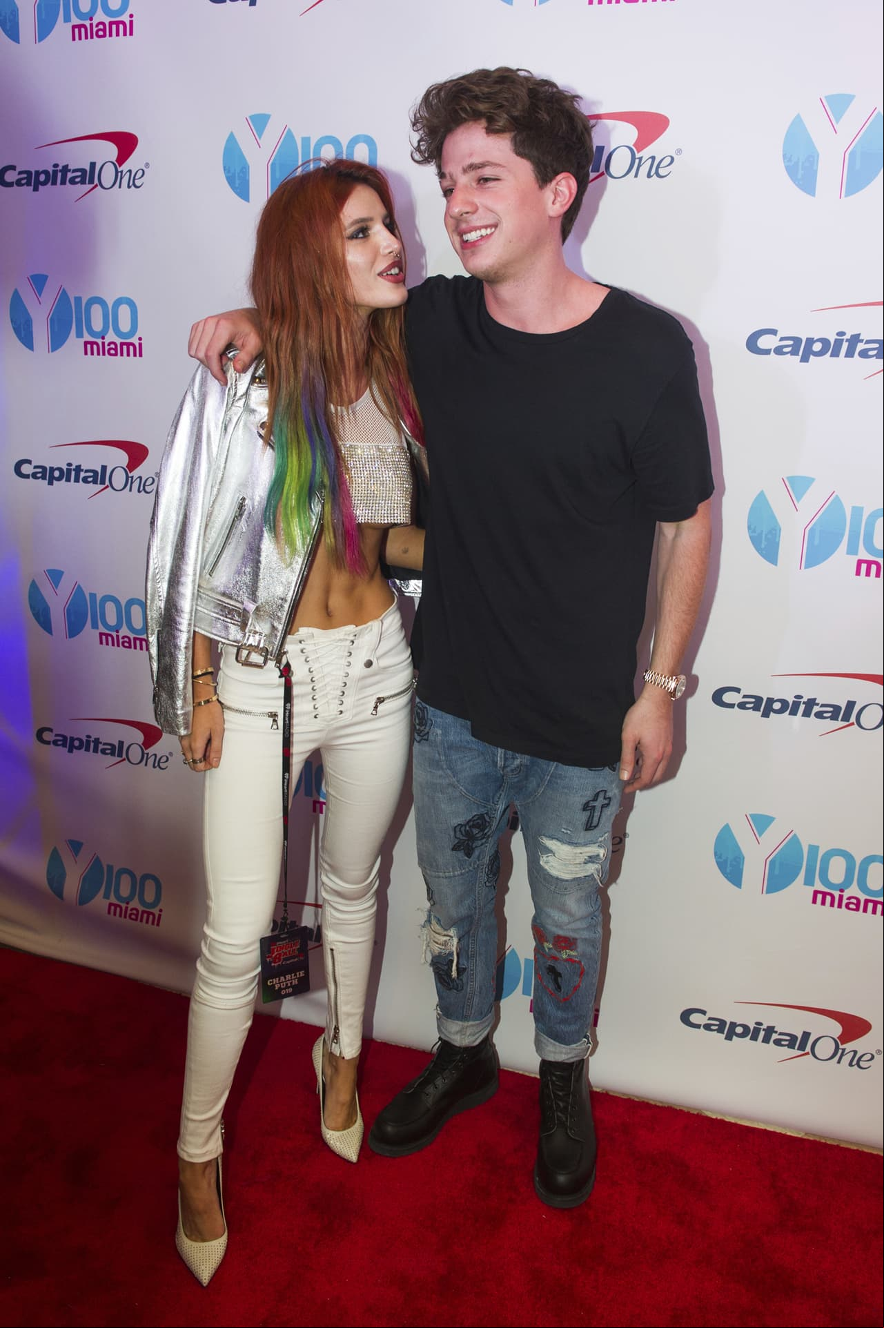En febrero de 2019, Bella Thorne se separó de Tana Mongeau tras un año juntas. La exestrella de Disney ha sido vinculada con el rapero Mod Sun, el actor Tyler Posey y el cantante Charlie Puth.