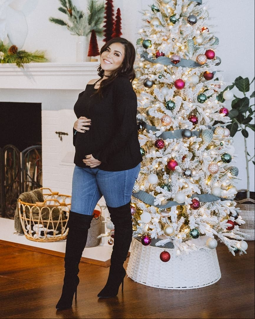 En diciembre de 2019, Jacqie presumió en Instagram sus cinco meses de embarazo con una tierna postal navideña. “‘¡Empieza a parecerse mucho a Navidad! Y tengo mi regalo dentro”, expresó la hija de Jenni Rivera, consiguiendo más de 148 mil likes en pocas horas.