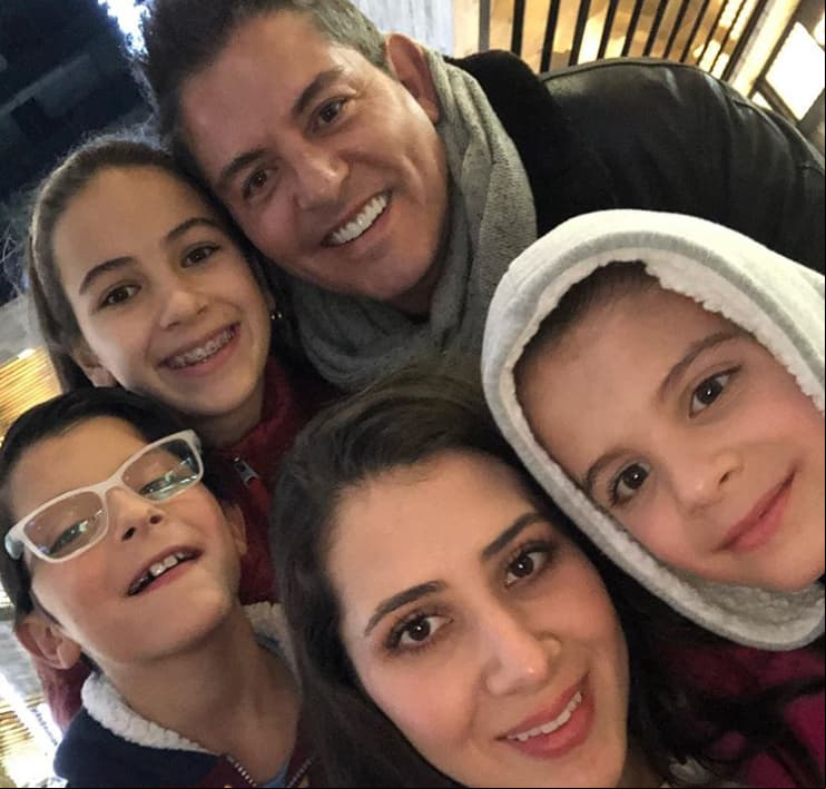 El actor destacó que su hija Bárbara le ha pedido una hermanita, además que su edad y la de su esposa (a quien le lleva 27 años) no es impedimento para convertirse en padres nuevamente. “Vamos a ver qué pasa. Mi esposa es muy joven, mis hijos están pequeñitos. Vamos a ver si (llega) otra niña, otro niño”, añadió.