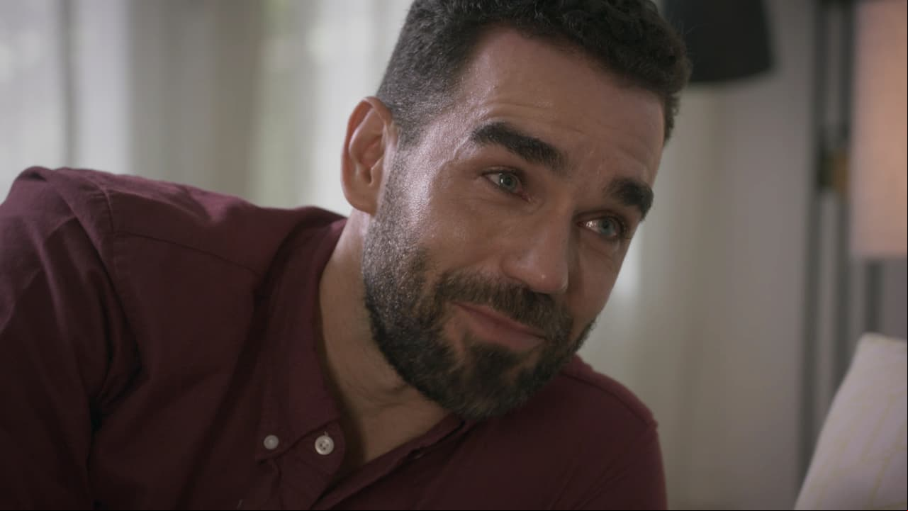 'Fernando', para distraerla, le cuenta que su hija está viva y ya es feliz con 'Lucía'.