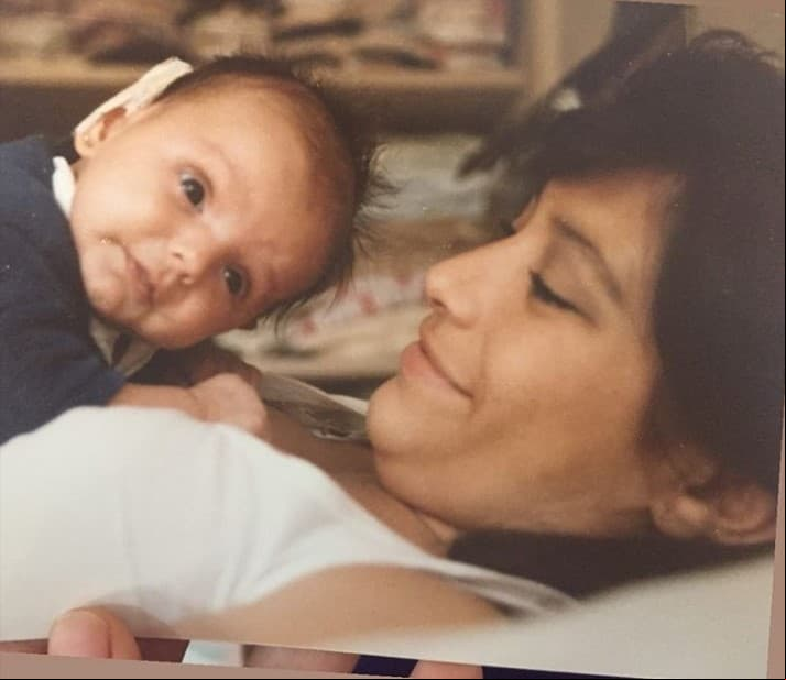 “Feliz día a mi mamá que amo”, “Mi madre de joven. Te amo”, “Otra de mi mamá cuando yo tenía un mes”, fueron las frases con las que Aislinn Derbez acompañó las imágenes.