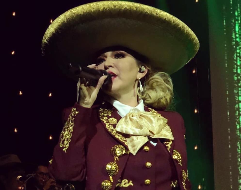 "Te Quedó Grande la Yegua" es otra de las canciones como para corear entre amigos y familia mientras comes el recalentado de pozole.