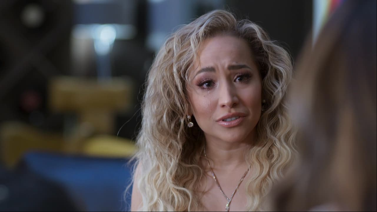 Jeanine busca a Emilia y a Ángel para pedirles perdón por lo que les hizo; ellos le aconsejan luchar por su vida.