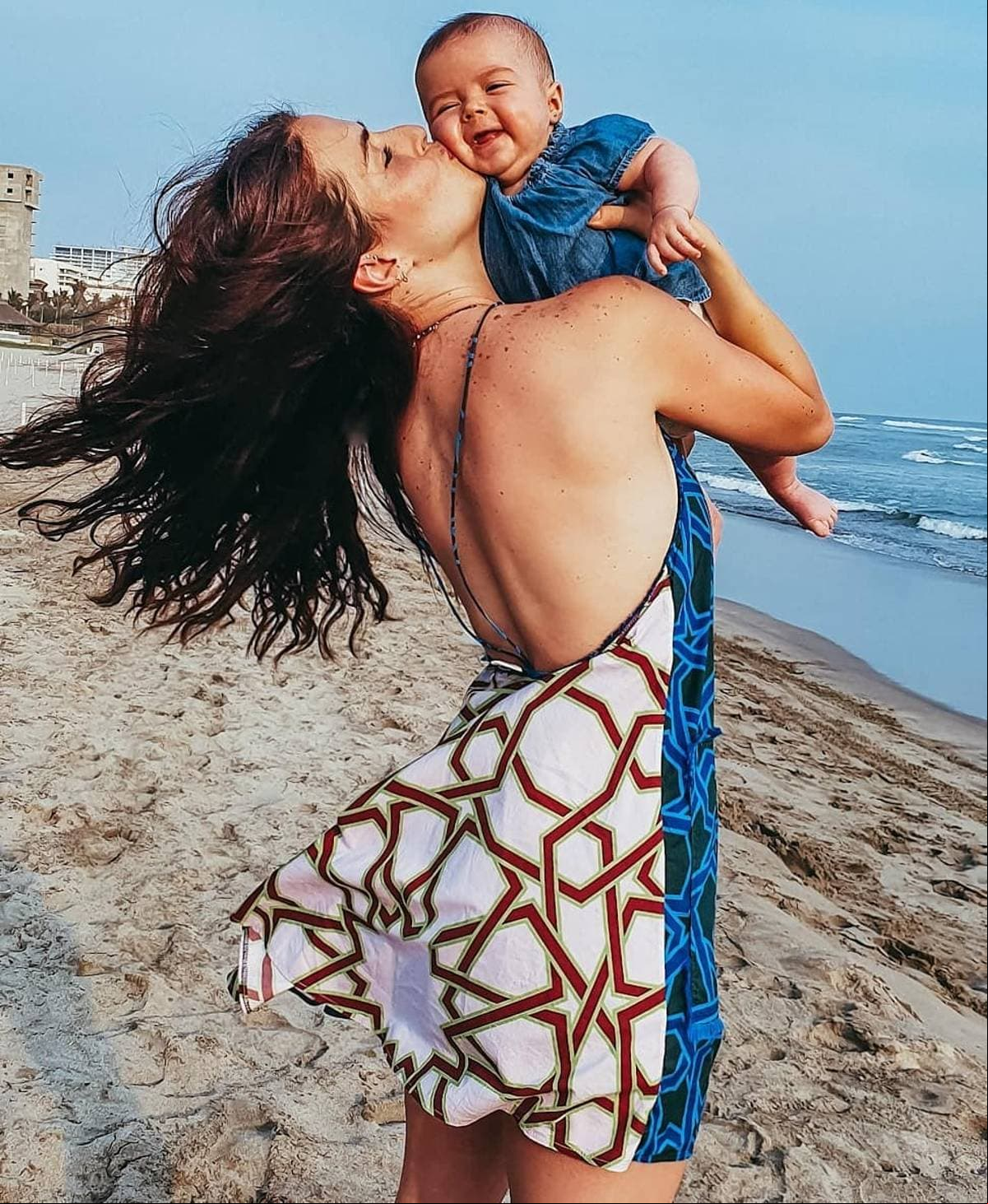 También presumió sus primeras vacaciones en la playa con Kira y hasta su primer festejo de 10 de mayo.