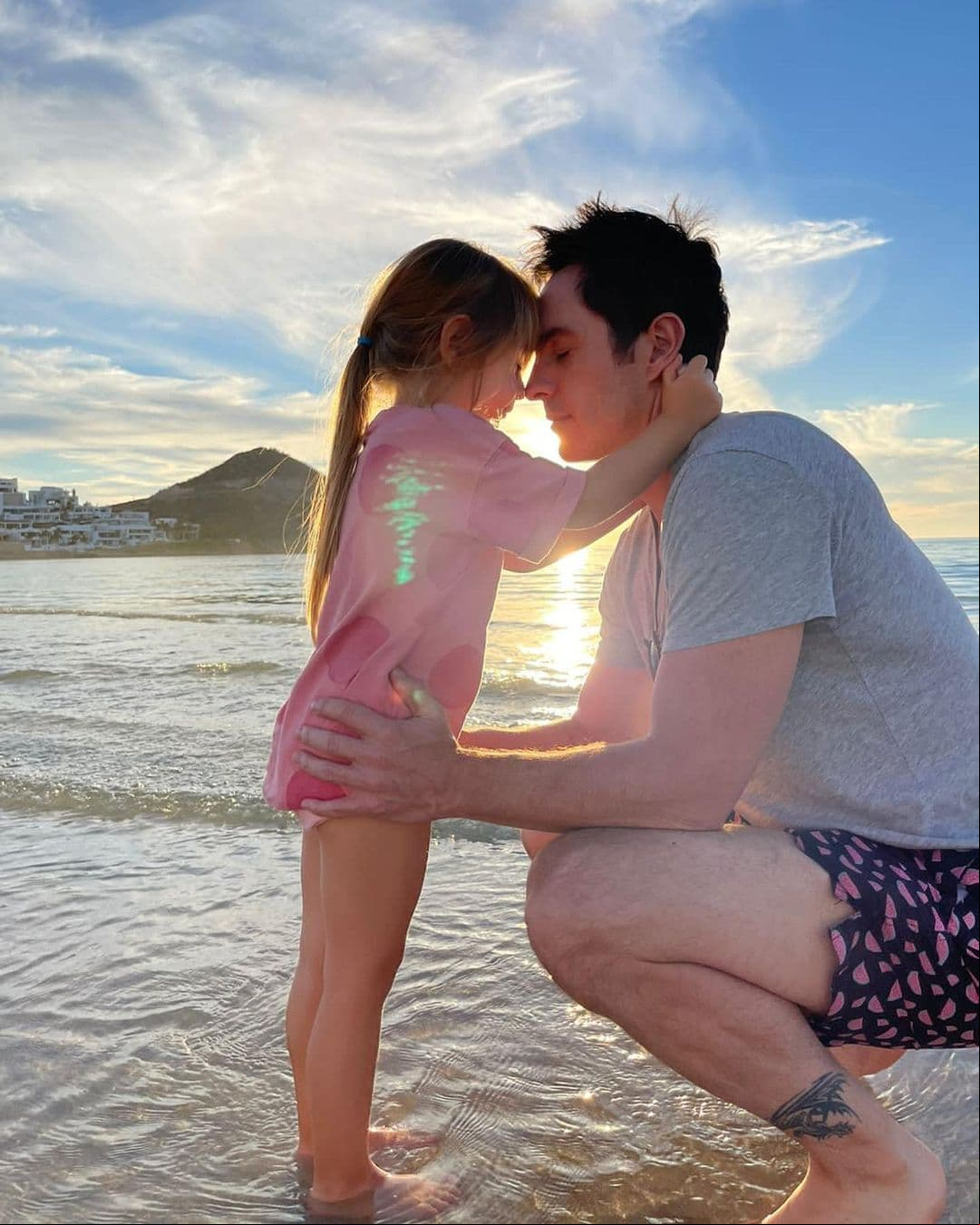 Mauricio Ochmann muestra lo grande que es su hija Kailani.