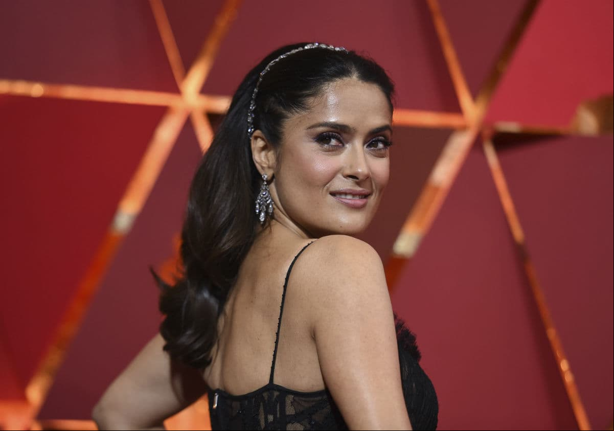 ¿Es cierto que los pechos pueden crecer por la menopausia, como dijo Salma Hayek?