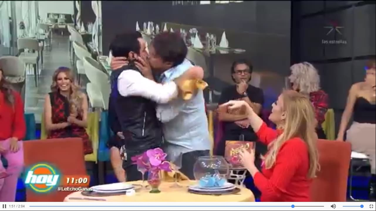 ¡Tremendo beso entre El Burro Van Rankin y José Eduardo Derbez!
