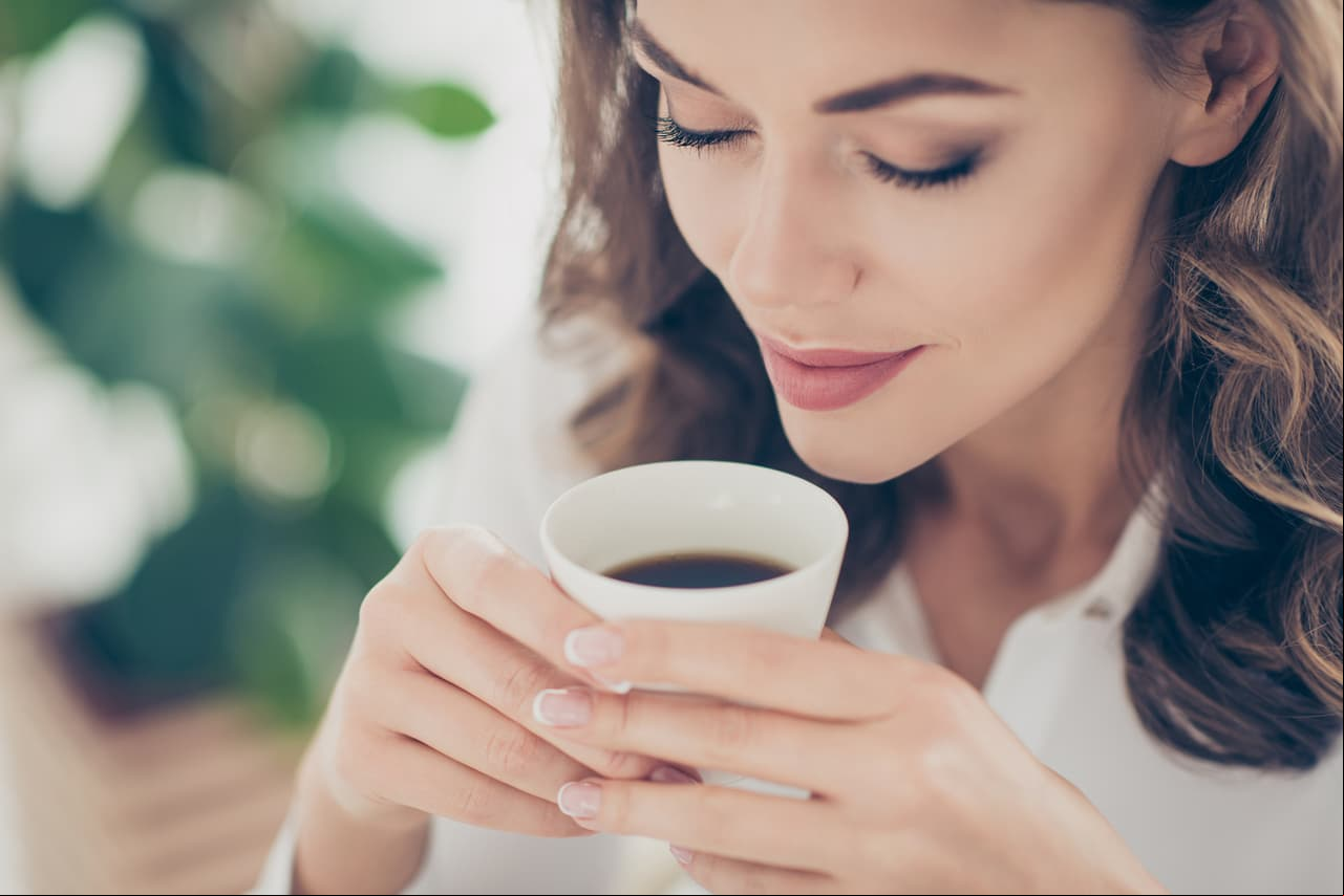 Café. El extracto de este alimento es capaz de inhibir la bacteria que causa la halitosis.