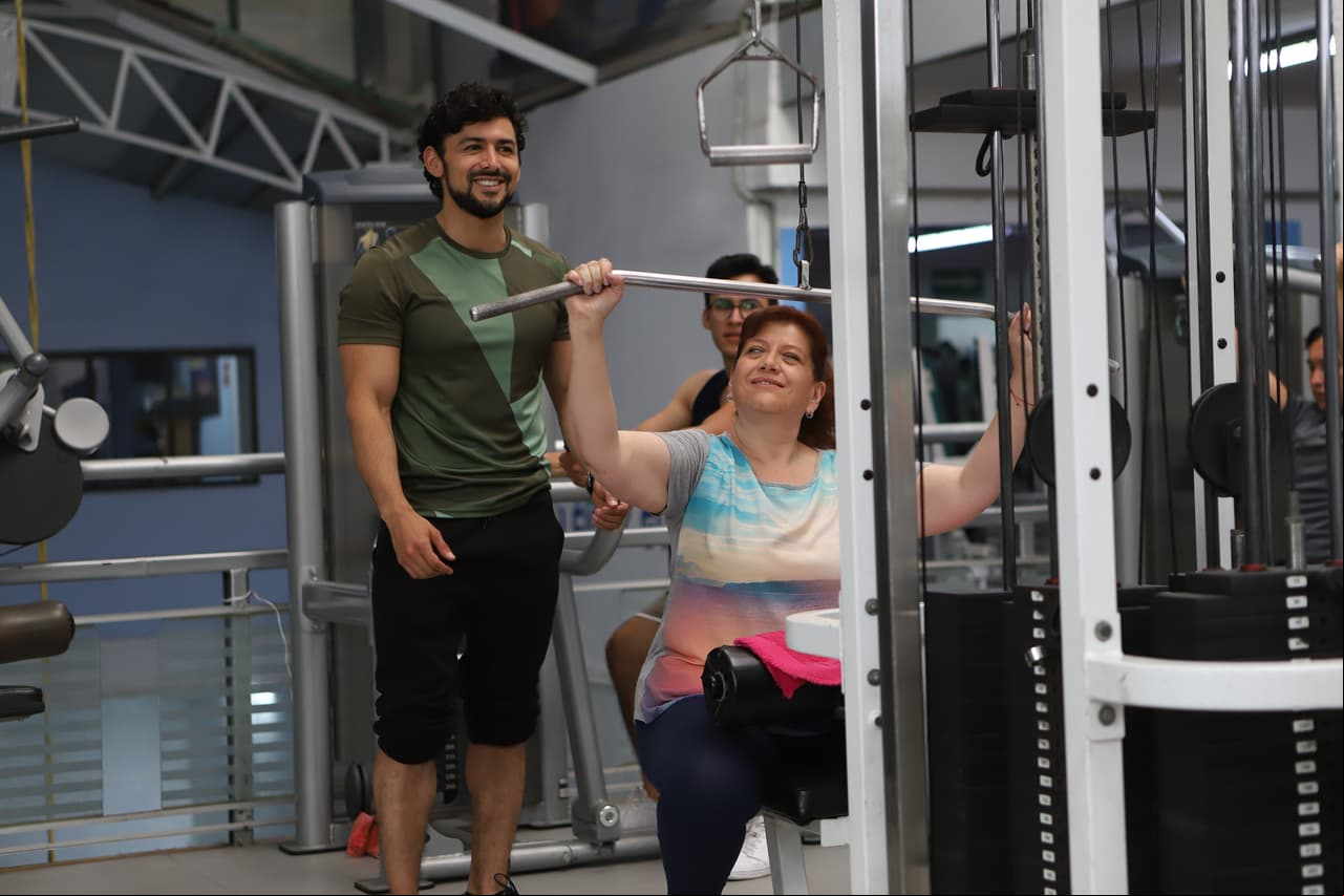 Lo que no contaba 'Yolanda' es que 'Erik' logra una nueva clienta y se desatan los celos.
<br>
<br>Disfruta "Vencer el P@sado" de lunes a viernes a las 8:30 pm. con Las Estrellas.