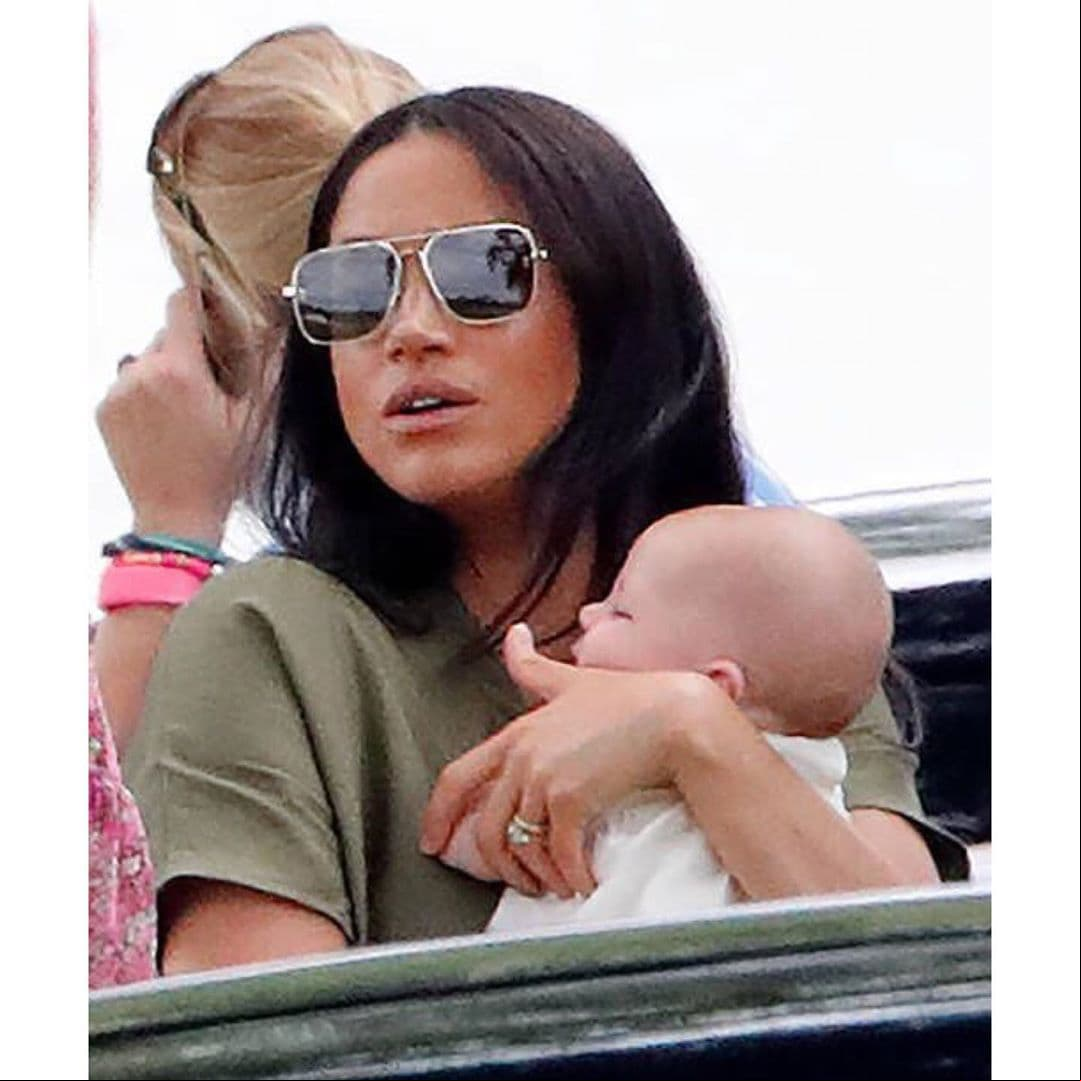 La duquesa de Sussex, Meghan Markle, asistió a la copa King Power Royal Charity Polo Day para apoyar a su esposo, el príncipe Harry, con su hijo Archie, llamando la atención por la manera en la que lo cargaba.