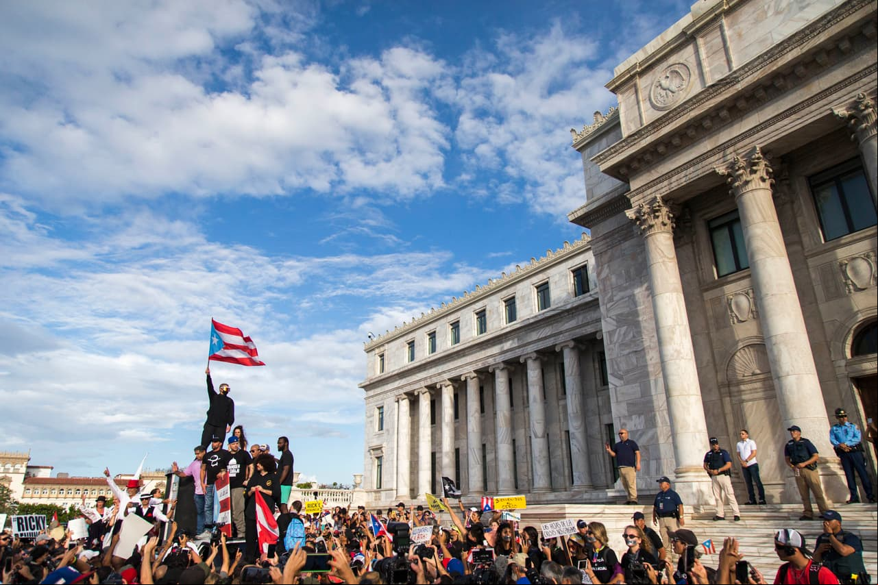 La protesta llegó a la sede del poder de Puerto Rico, donde los ciudadanos expresaron su descontento y exhortaron a Roselló a dejar el gobierno.