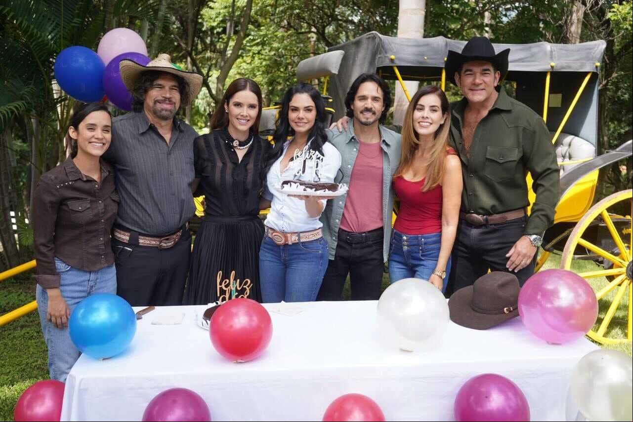 Así fue como Livia Brito festejó su aniversario en compañía de todo el elenco de 'La Desalmada'.
<br>
<br>No te pierdas esta gran historia de lunes a viernes a las 9:30 pm. con Las Estrellas.