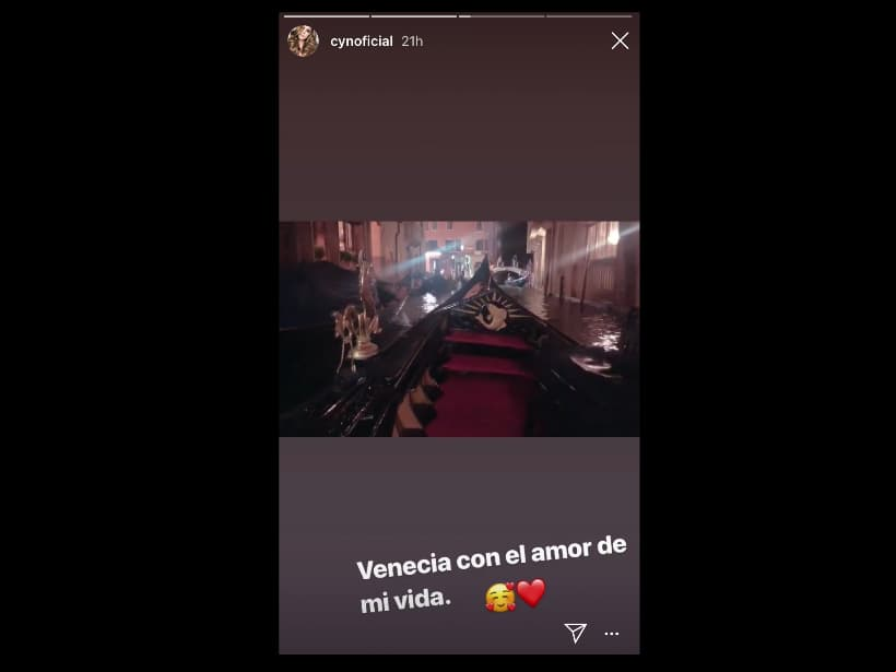 “Con el amor de mi vida”, indicó la conductora mexicana en una de sus historias de Instagram, que la muestran de paseo en una góndola por Venecia.