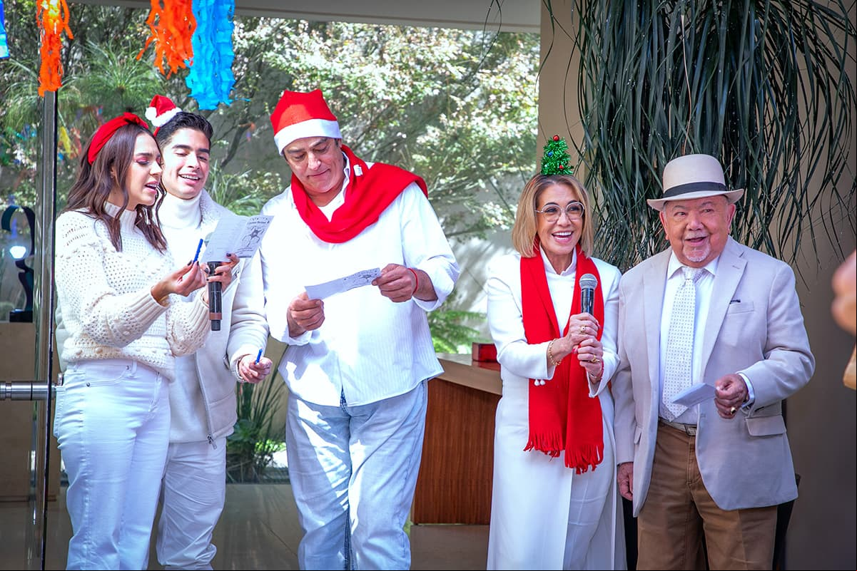 La productora Genoveva Martínez, además del elenco base conformado por Sergio Corona, Omar Fierro, Pepe Valdivieso y Nuria Gil fueron quienes dirigieron todo el evento.