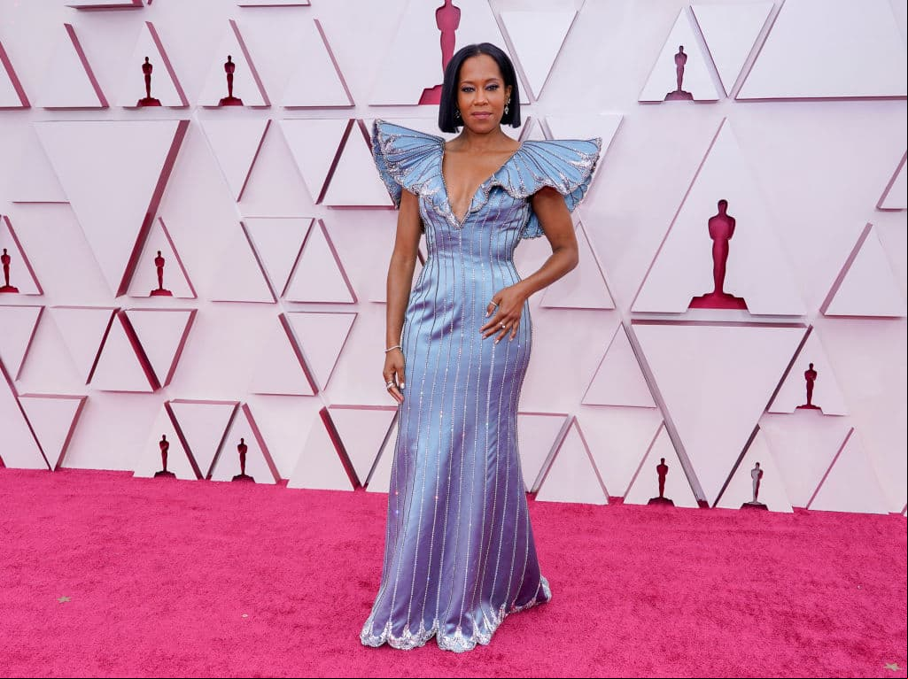 Regina King portó un elegante vestido azul cielo con magnas de ángel y decoraciones plateadas de la firma Louis Voitton.