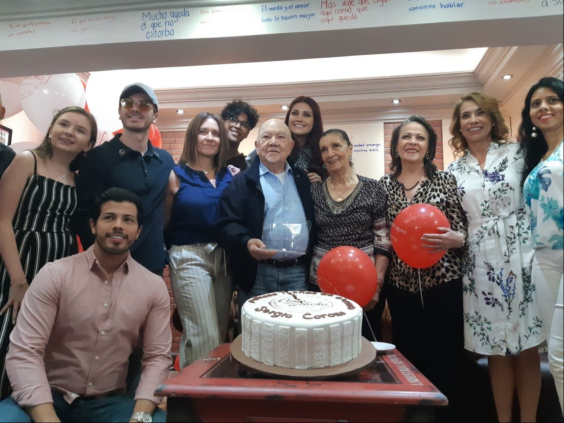 Sergio Corona recibe reconocimiento por 71 años de trayectoria