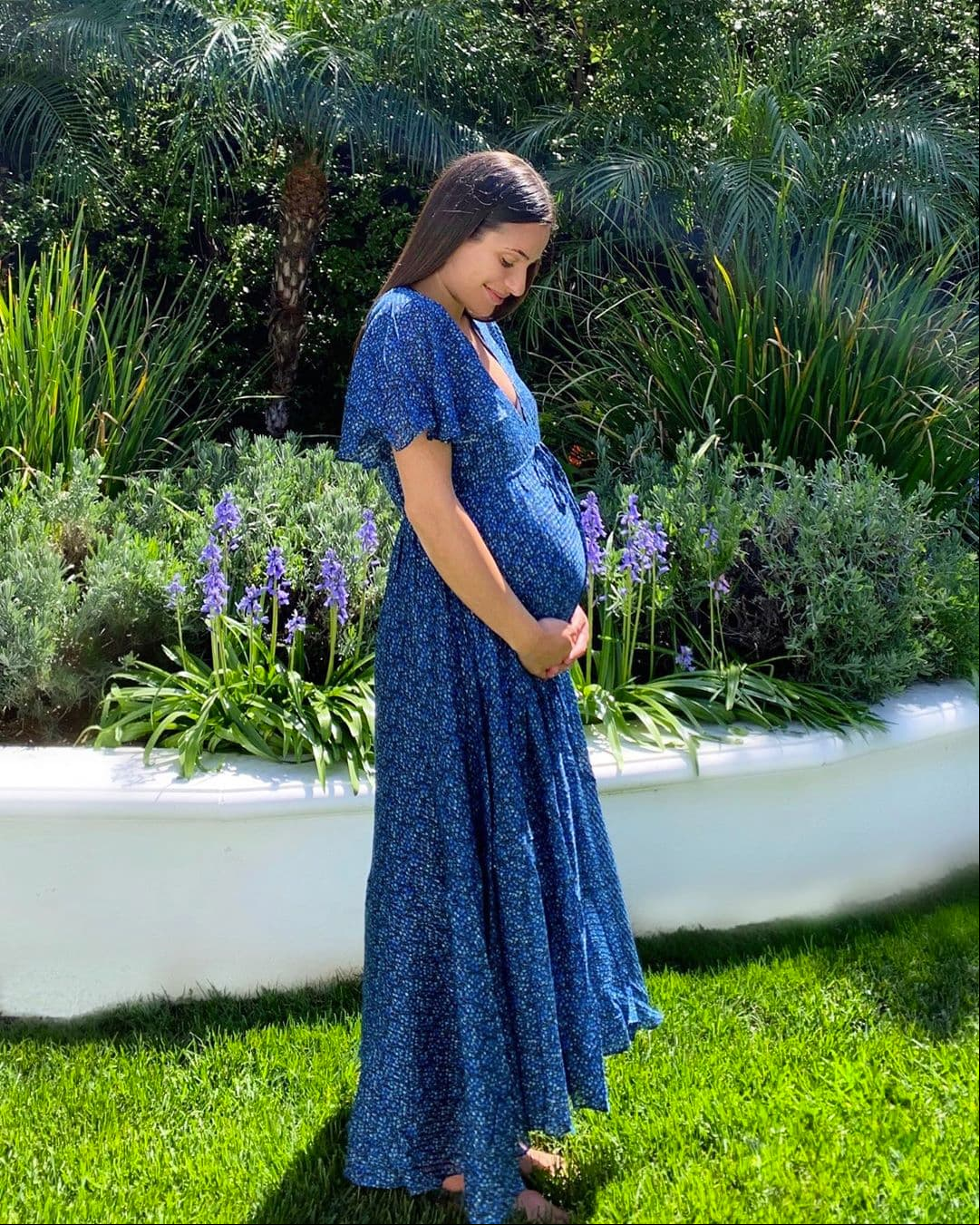 Tras rumorarse que estaba embarazada, Lea Michele confirmó la feliz noticia a través de su cuenta de Instagram el pasado 2 de mayo. “Tan agradecida”, escribió la actriz de ‘Glee’ junto a una diapositiva en la que muestra a la perfección su pancita.
