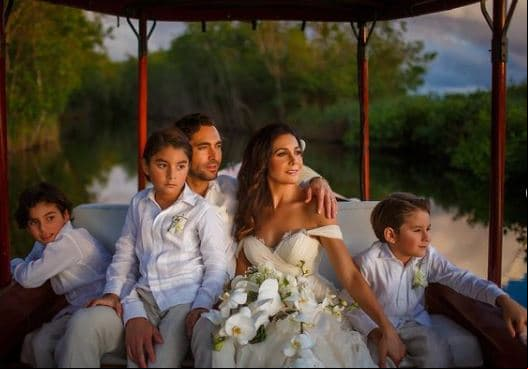 Paty Manterola se casó por segunda vez con Forrest Kolb como celebración de su renovación de votos luego de 10 años de matrimonio. Debido a la pandemia, la pareja se unió en matrimonio en la Riviera Maya en un íntimo festejo en el que sólo estuvieron acompañados por sus tres hijos.