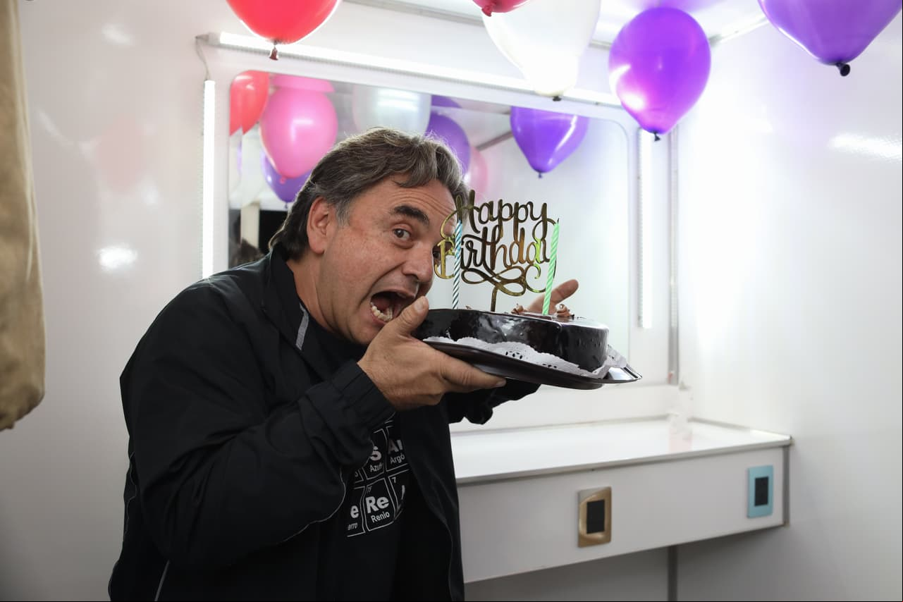 El querido actor agradeció el gesto y aprovechó el momento para darle la tradicional mordida al pastel.