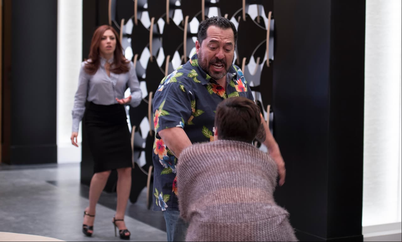 Tomás entró a Vega & Asociados para buscar a su esposa.