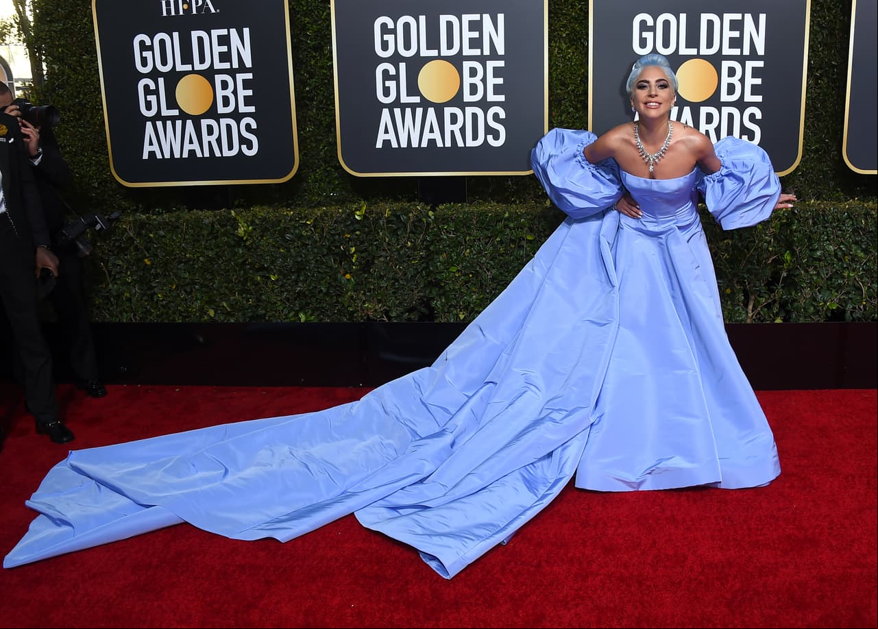 Lady Gaga llegó a la ceremonia de los Globos de Oro con su impresionante y voluminoso vestido firmado por Maison Valentino