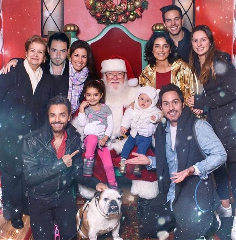 Para las fiestas de fin de año, Aitana convivió con sus medios hermanos, excepto José Eduardo Derbez, a quien incluyeron en la fotografía mediante un montaje.