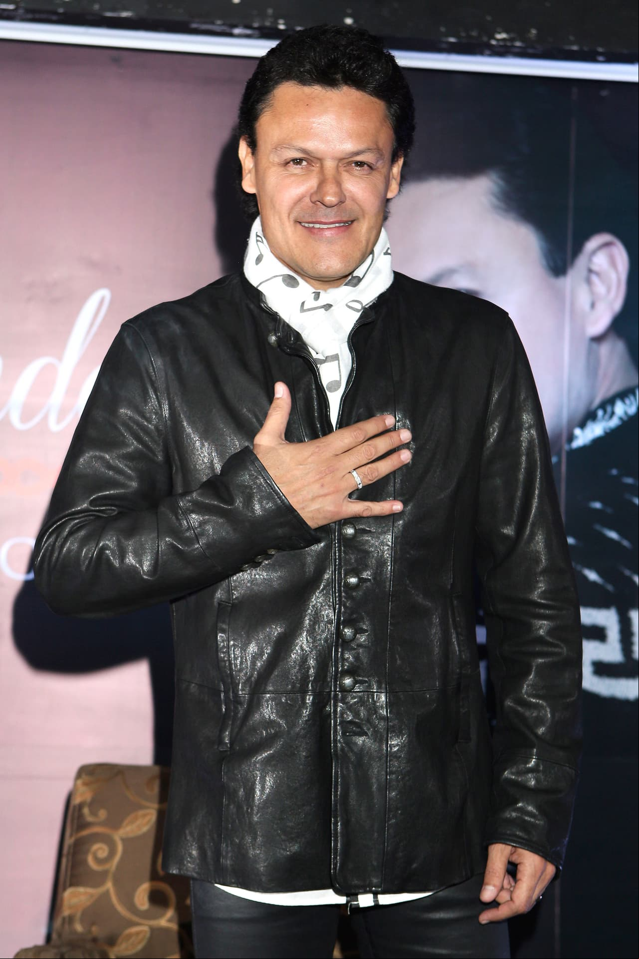 El grupo ficticio de Muñecos de Papel se convirtió en la plataforma perfecta para Pedro Fernández, pues gracias a este proyecto pudo consolidar su carrera en la música. En la actualidad, José Martín Cuevas Cobos, nombre real del cantante, es una de las figuras de la música mexicana más importantes. Se casó con Rebeca Garza Vargas y junto a ella procreó a sus tres hijas, Gema Guadalupe, Osmara y Karina.