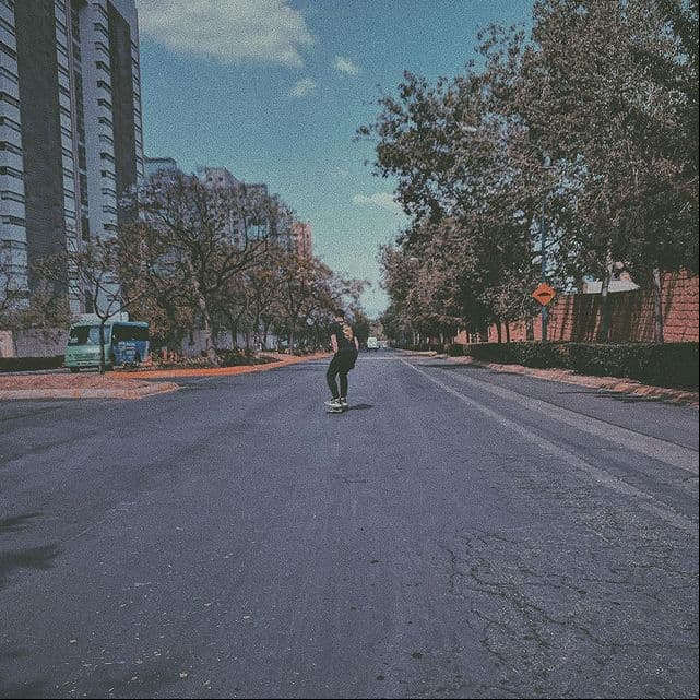 En la ciudad, Nico Legarreta gusta de la patineta.