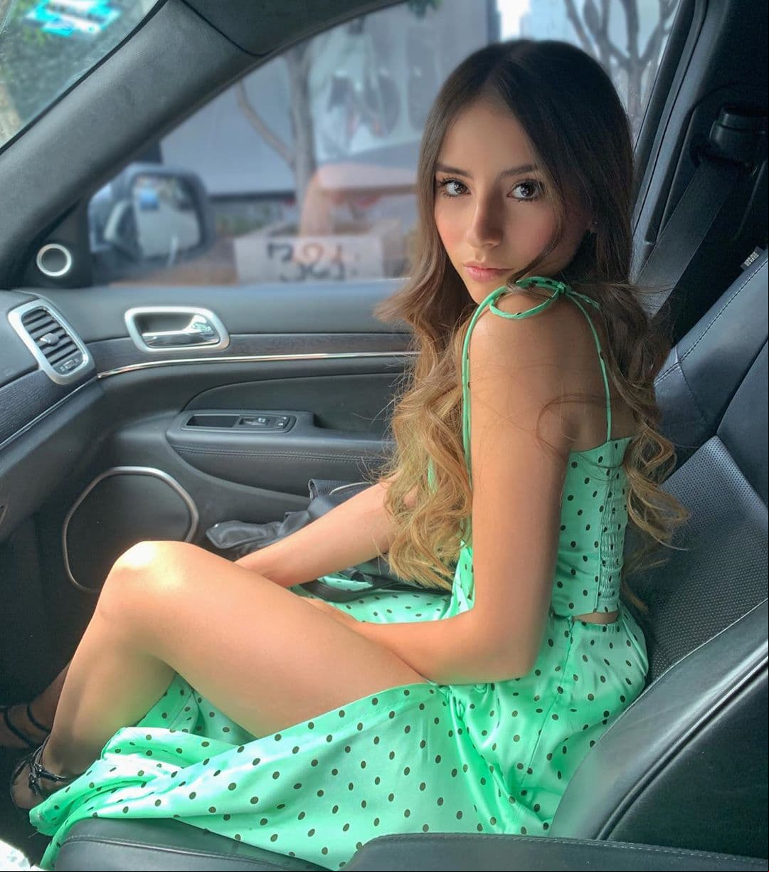 La identidad de la joven pudo haber quedado al descubierto, luego de que la revista TvyNovelas publicó una serie de fotografías en las que se ve al hijo de Eugenio Derbez en actitud cariñosa con la actriz e influencer mexicana, Diana Larume.