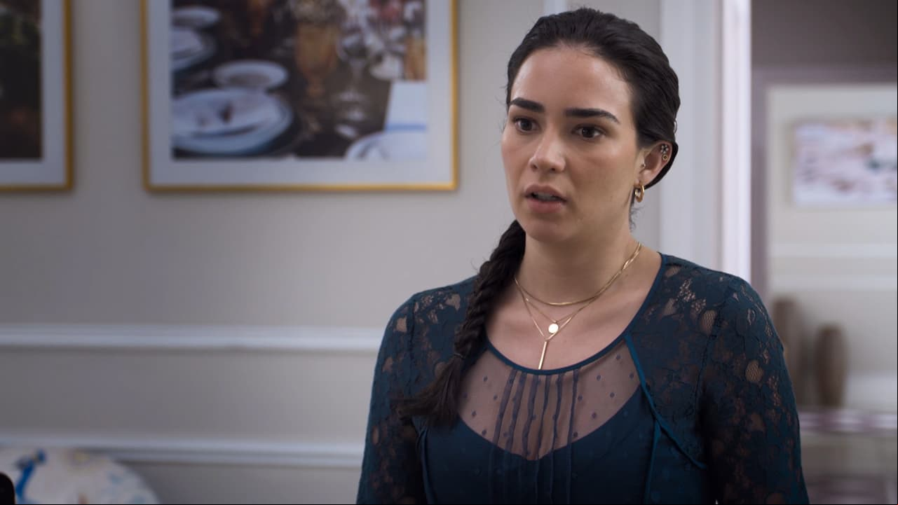 ‘Gabriela’ es una joven alegre que trabaja en una empresa de banquetes en compañía de sus hermanas ‘Elena’ (Eva Cedeño) e ‘Irene’ (Camila Selser).