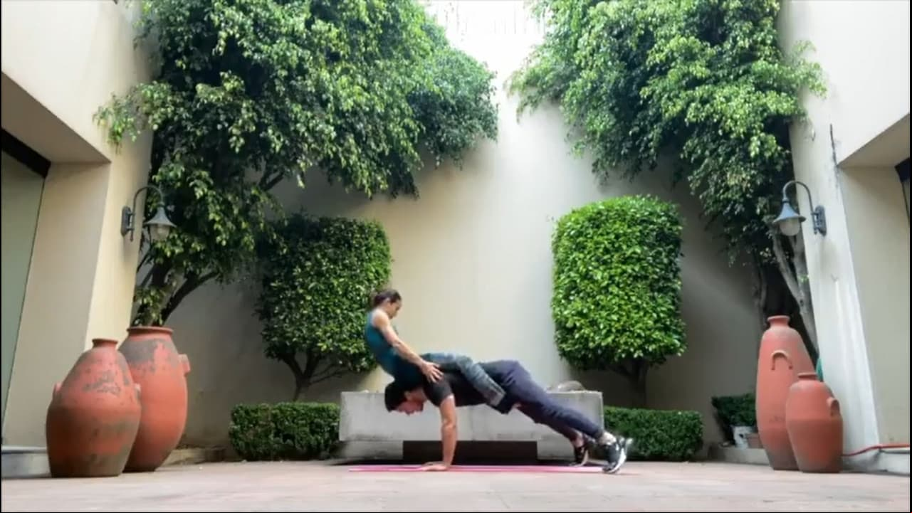 Otro de los espacios más fotografiados al interior del hogar, es una especie de patio, en el que Biby Gaytán y sus hijos lo utilizan para practicar yoga y el que está decorado con enormes macetones.