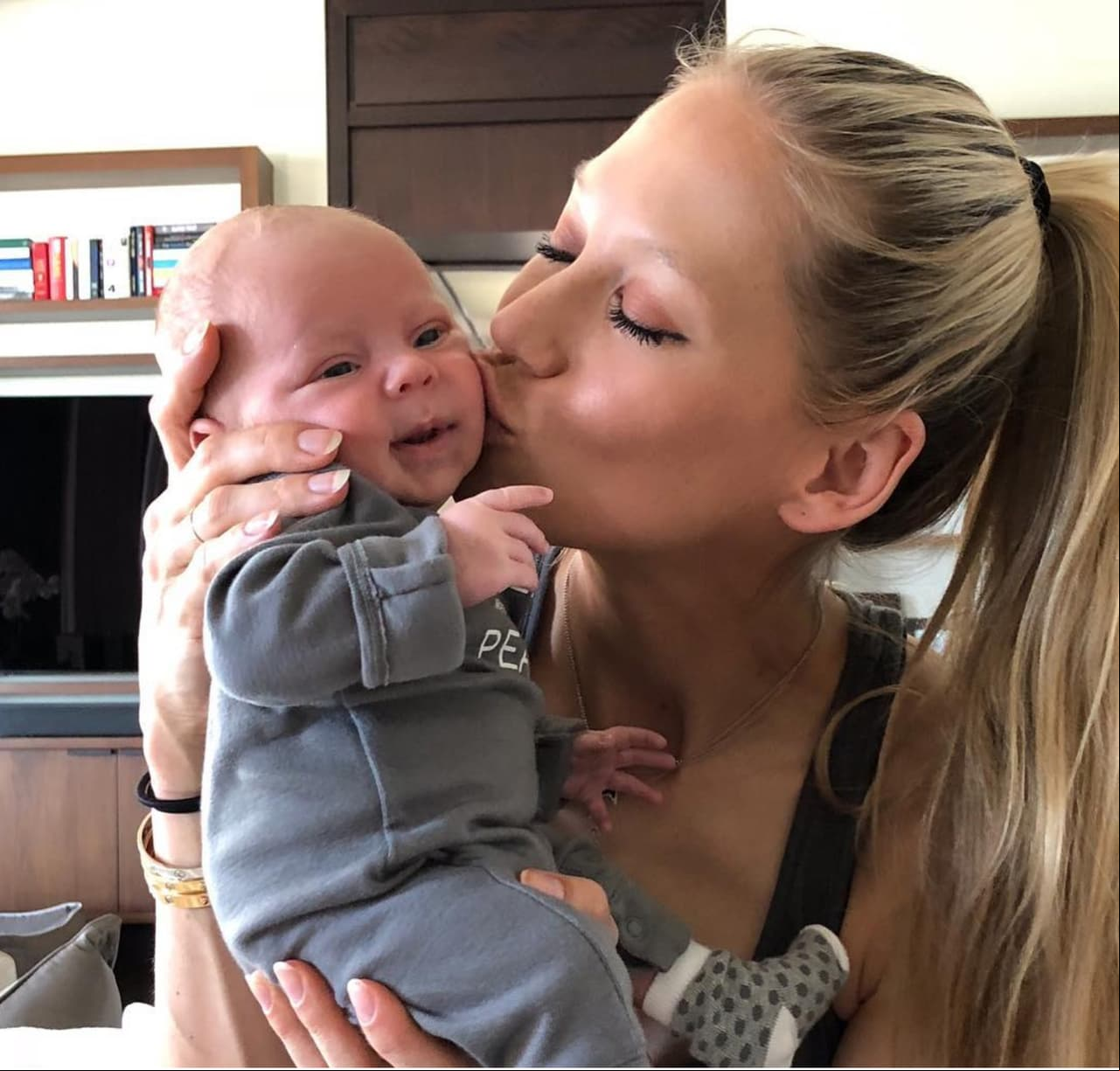 Anna Kournikova junto a su bebé, producto de su relación con Enrique Iglesias