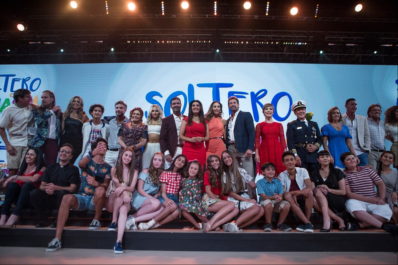 Vanessa Guzmán y Gabriel Soto encabezaron la presentación de 'Soltero con Hijas'.